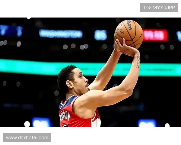 利拉德休赛期天天凌晨四点打卡训练馆，手机里存着三年前季后赛输球的录像